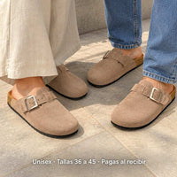 Pareja usando suecos en cuero unisex